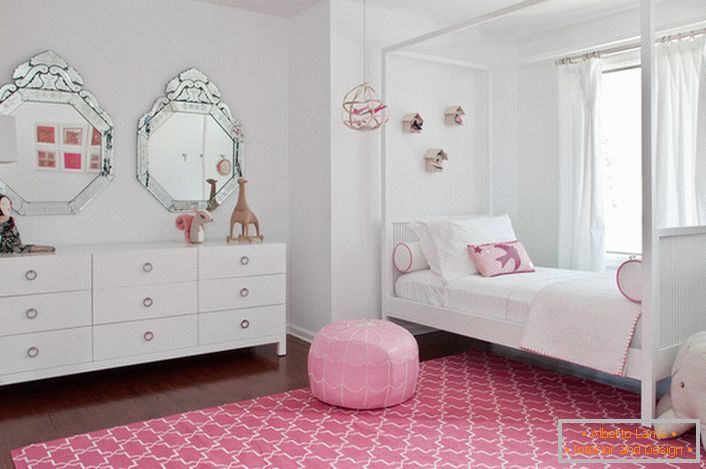 Klasična bijela i ružičasta ukrašavanja sobe male fashionista.