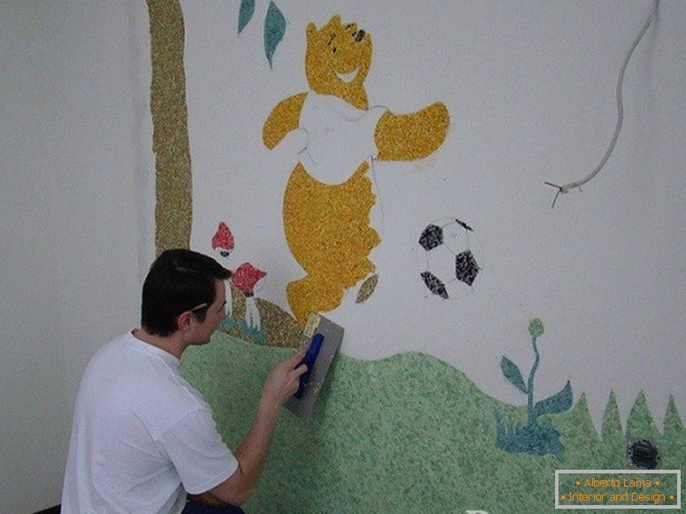 Čovjek izvlači Winnie Pooh na zid u vrtiću